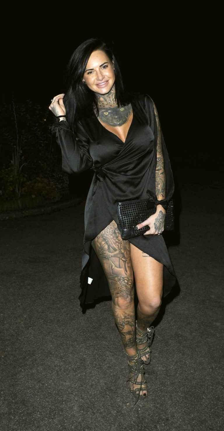 Jemma Lucy se balade sans soutien-gorge à Manchester