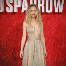 Jennifer Lawrence exhibe son décolleté à la première de "Black Sparrow"