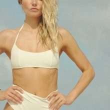 Jessica Hart en bikini pour Solid and Striped