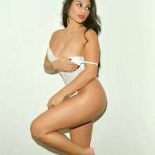 Kaileigh Morris pose en lingerie transparente