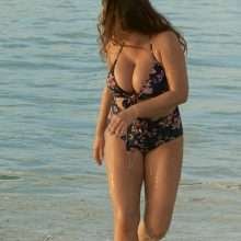 Kelly Brook en bikini à Antigua