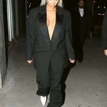 Kim Kardashian ouvre le décolleté à Los Angeles
