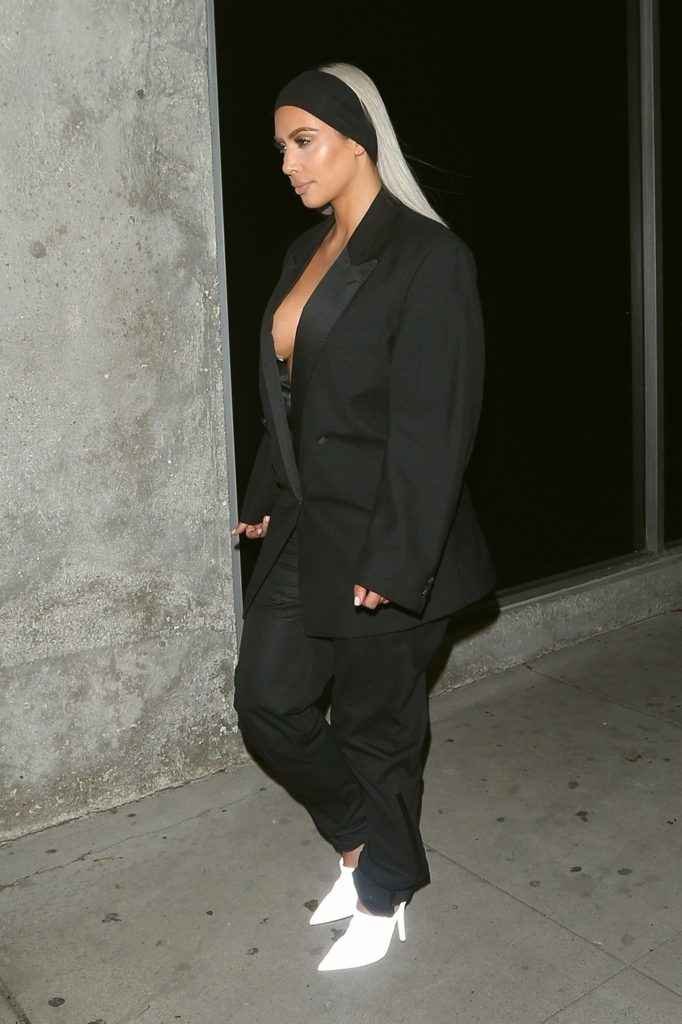 Kim Kardashian ouvre le décolleté à Los Angeles
