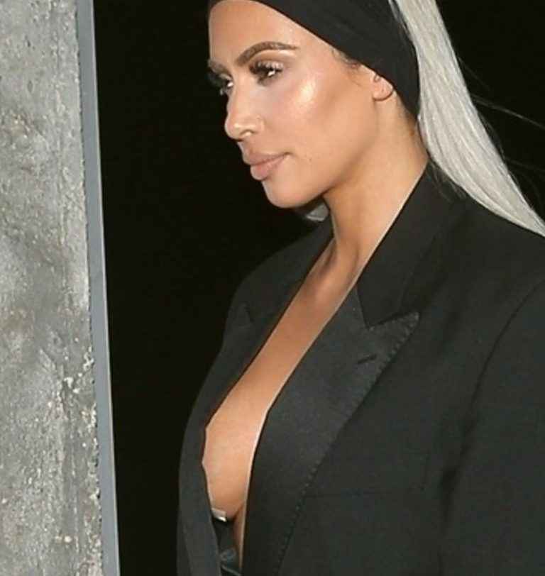 Kim Kardashian ouvre le décolleté à Los Angeles