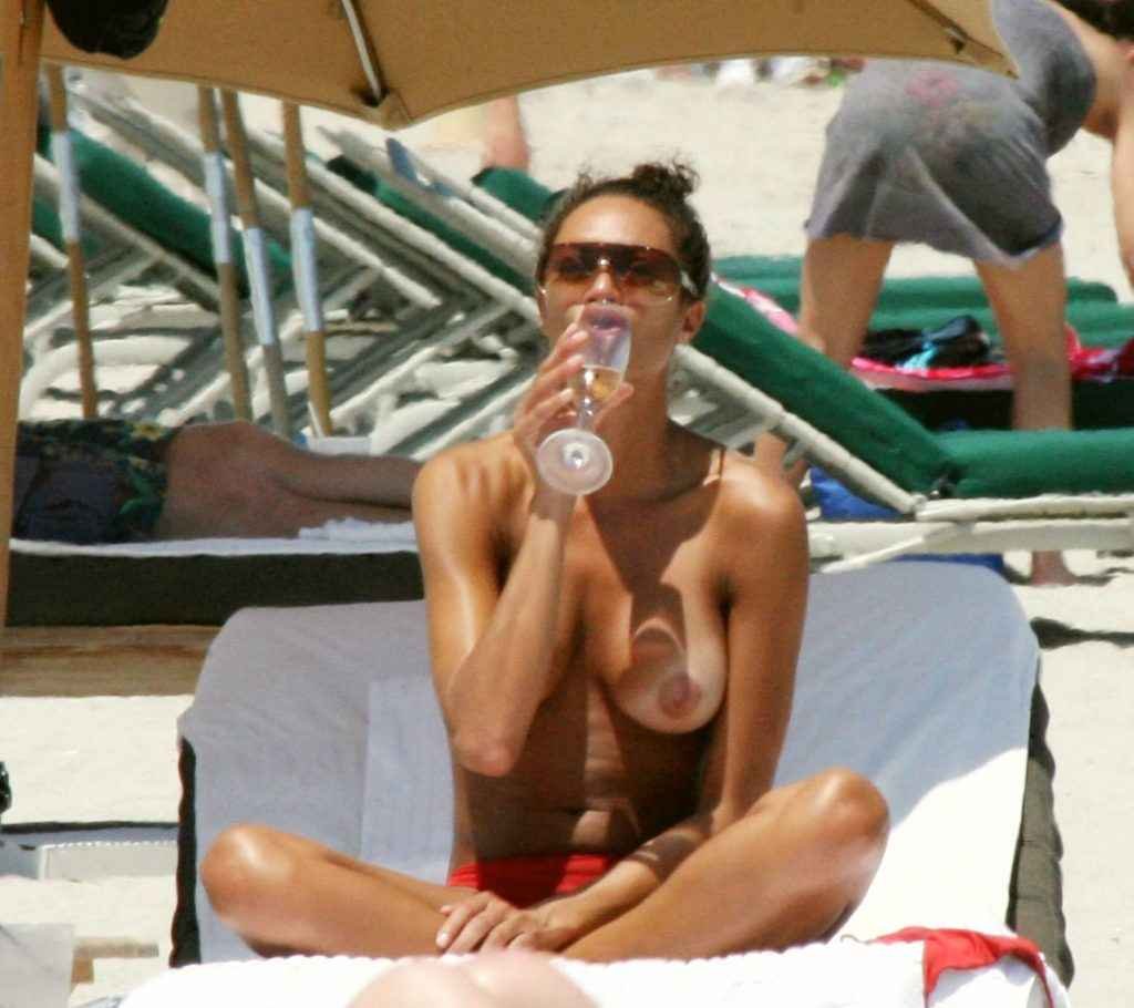 Lilly Becker seins nus à la plage