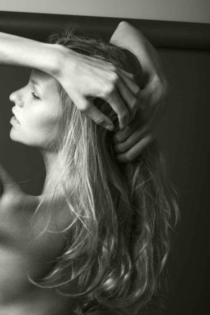 Mariina Keskitalo seins nus pour Calvin Klein