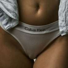 Mariina Keskitalo seins nus pour Calvin Klein