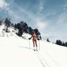 Marisa Papen nue au ski