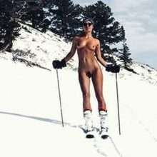 Marisa Papen nue au ski