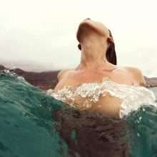 Marisa Papen nue à la mer