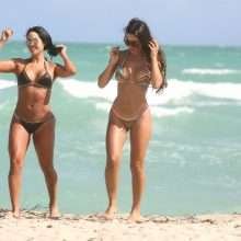 Metisha Schaefer en bikini avec une copine à Miami