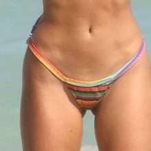 Metisha Schaefer en bikini avec une copine à Miami