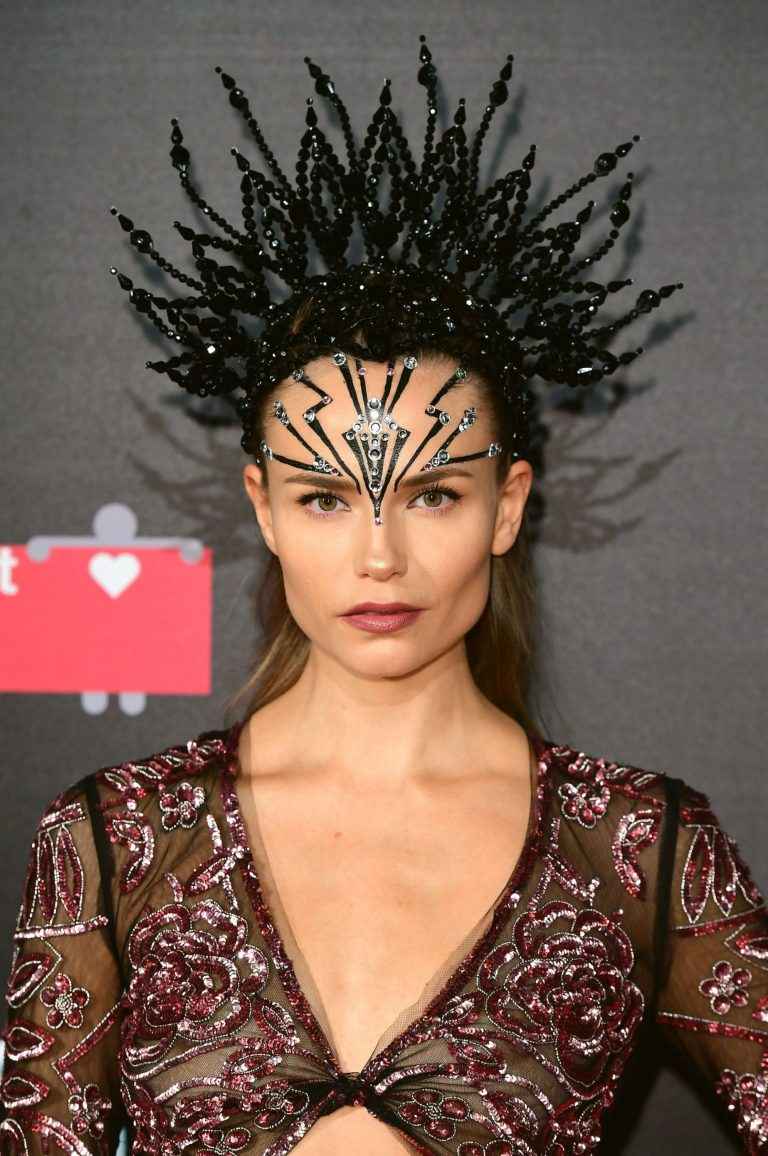 Natasha Poly seins nus par transparence à Londres