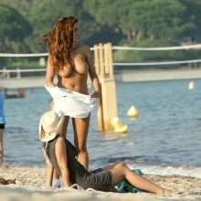 Rebecca Loos seins nus à Saint-Tropez
