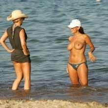 Rebecca Loos seins nus à Saint-Tropez