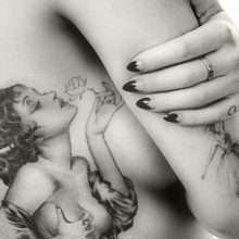 Rita Ora seins nus