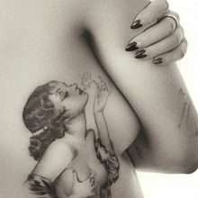 Rita Ora seins nus
