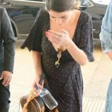 Selena Gomez exhibe son décolleté à Beverly Hills