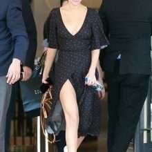 Selena Gomez exhibe son décolleté à Beverly Hills