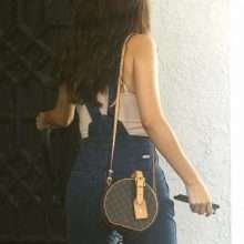 Selena Gomez se balade en jean à Los Angeles