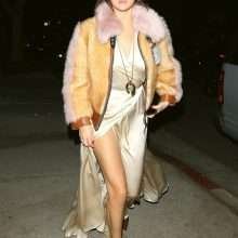 Selena Gomez dans une robe ouverte à Los Angeles