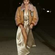 Selena Gomez dans une robe ouverte à Los Angeles