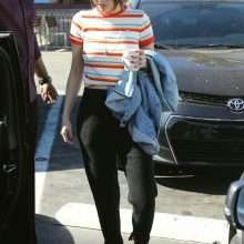 Selena Gomez a les seins qui pointent sous son teeshirt
