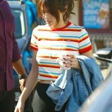 Selena Gomez a les seins qui pointent sous son teeshirt