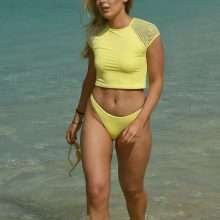 Tallia Storm dans un bikini jaune au Cap Vert