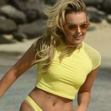 Tallia Storm dans un bikini jaune au Cap Vert