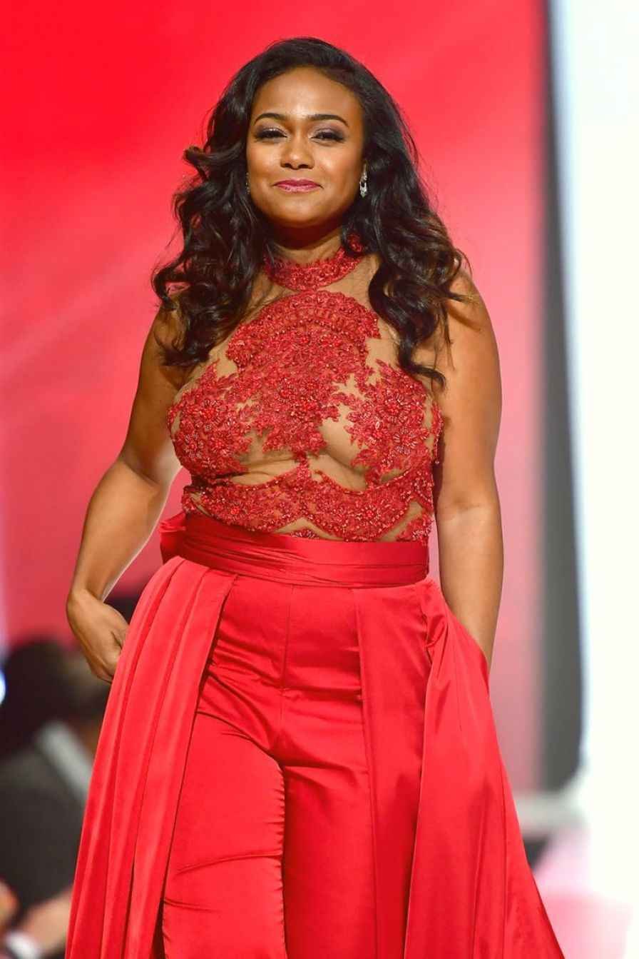 Tatyana Ali expose ses gros seins à Go Red for Women