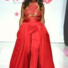 Tatyana Ali expose ses gros seins à Go Red for Women