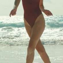 Toni Garrn en maillot de bain pour Solid and Striped