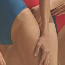 Toni Garrn en maillot de bain pour Solid and Striped