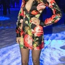 Victoria Justice ouvre le décolleté à la Fashion Week