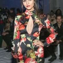 Victoria Justice ouvre le décolleté à la Fashion Week