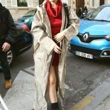 Bella Hadid a les seins qui pointent à Paris