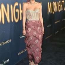 Bella Thorne ouvre le décolleté à la première de "Midnight Sun"