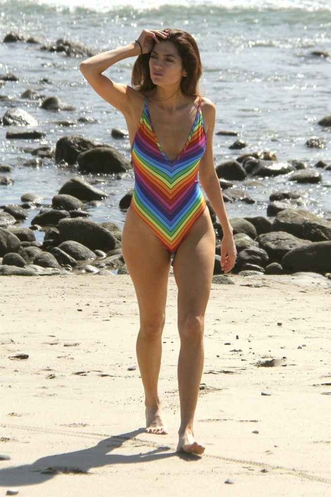 Blanca Blanco dans un maillot de bain arc-en-ciel à Malibu