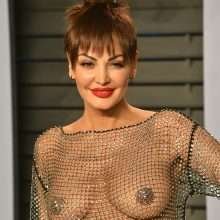 Bleona Qereti seins nus par transparence chez Vanity Fair