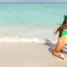 Claudia Romani célèbre la Saint Patrick en string sur la plage