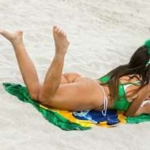 Claudia Romani célèbre la Saint Patrick en string sur la plage
