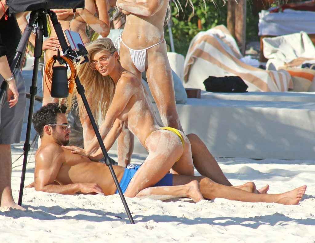 Danielle Knudson pose seins nus à la plage de Tulum