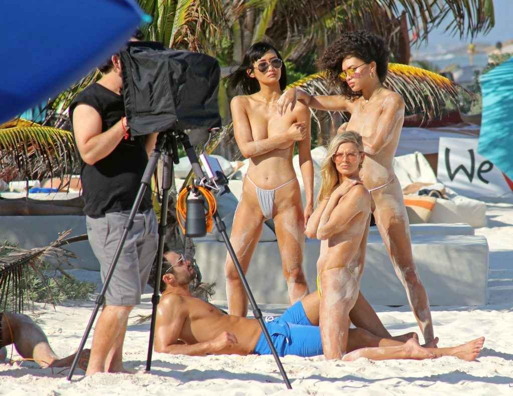 Danielle Knudson pose seins nus à la plage de Tulum
