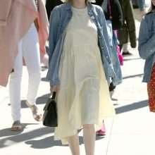 Emma Roberts dans une robe blanche à Beverly Hills