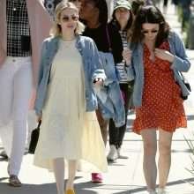 Emma Roberts dans une robe blanche à Beverly Hills