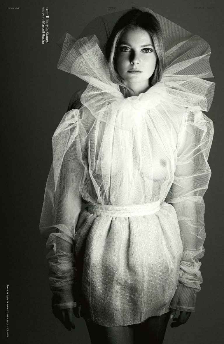 Eniko Mihalik seins nus par transparence