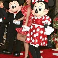 Katy Perry ouvre le décolleté chez Disney
