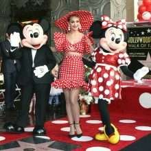 Katy Perry ouvre le décolleté chez Disney