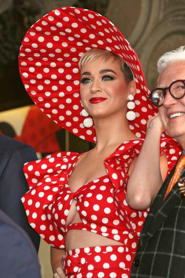 Katy Perry ouvre le décolleté chez Disney